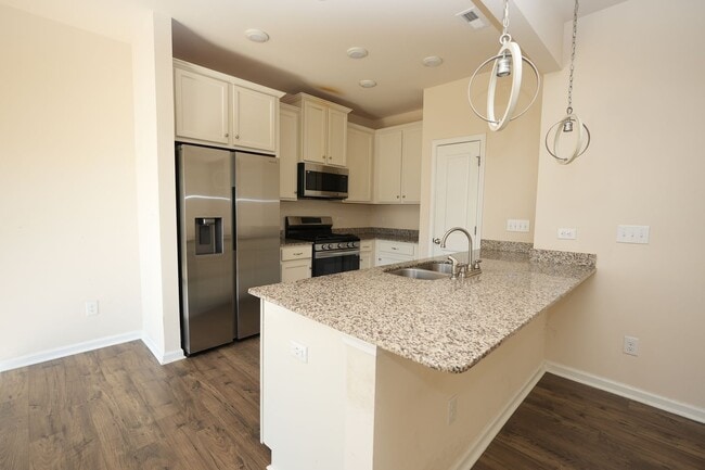 Building Photo - Beautiful townhome in desirable Terrell Community