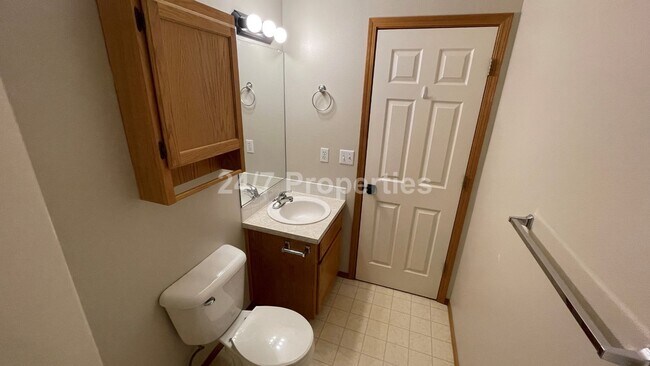 Building Photo - Spacious 3 BD | 2.5 BA Duplex - Beaverton/...
