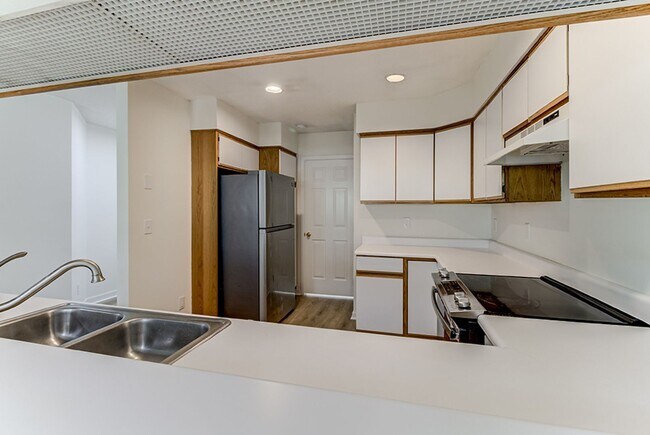 Building Photo - Lovely Town Home in Inland Greens