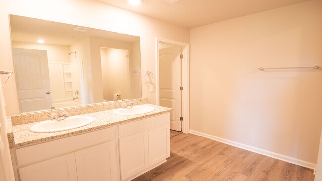 Building Photo - 5400 Greenridge Ln