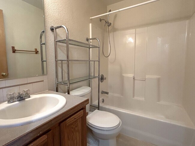 Building Photo - Spacious 2 Bedroom Greeley Condo - Available Now!