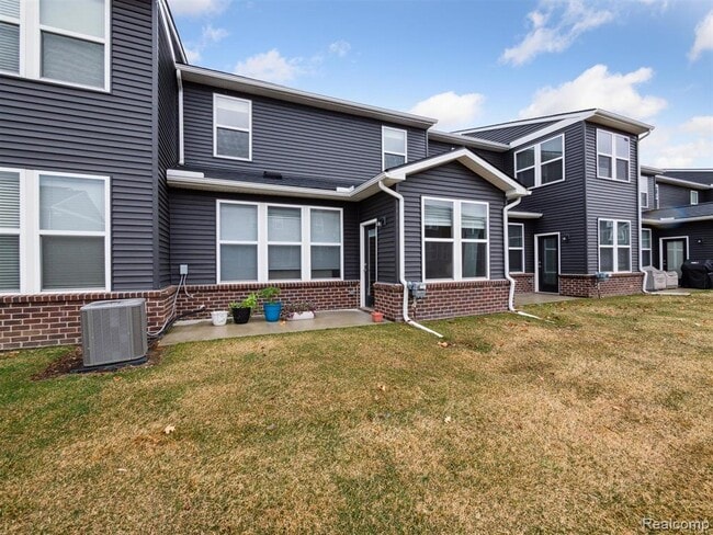 Building Photo - 4765 Glenora Dr