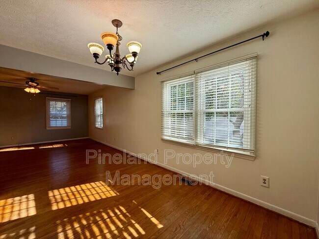 Building Photo - 1521 Paisley Ave