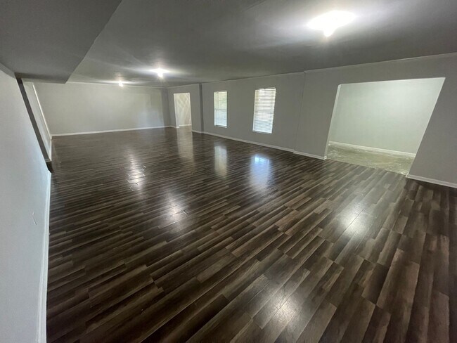 Building Photo - 3 Bedroom Home With Full Basement For Rent