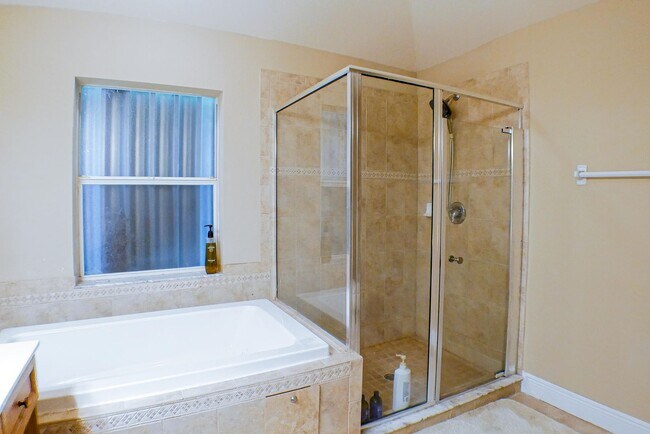 Building Photo - Beautiful 3 beds 2 bath 2-story home overv...
