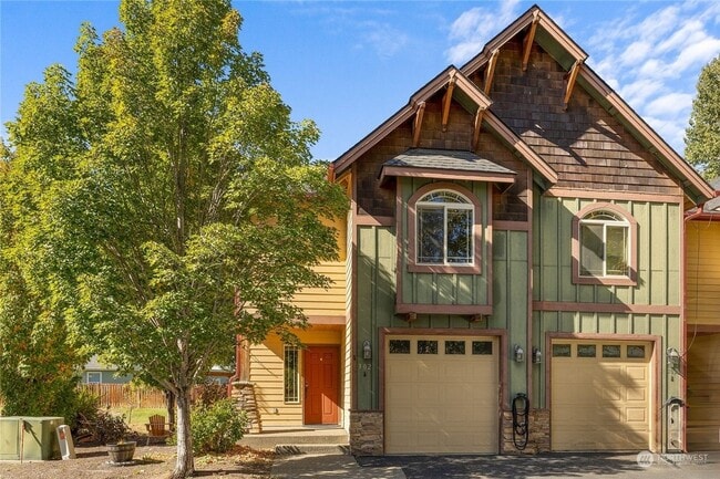 Spacious town home in small community. Spacious and bright! Available now! - Spacious town home in small community.  Spacious and bright!  Available now!