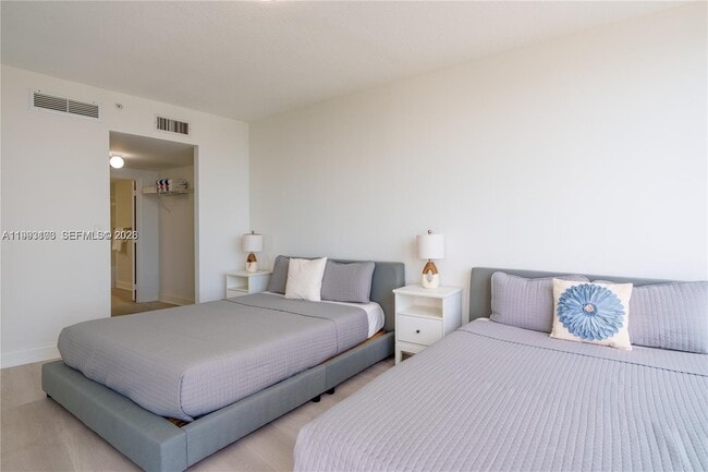 Building Photo - 1750 N Bayshore Dr