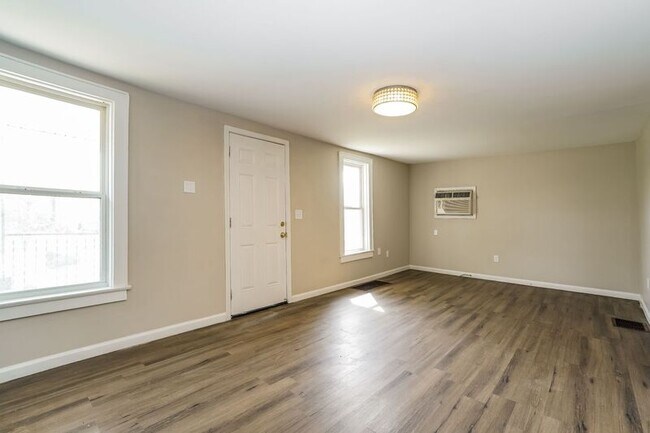 Building Photo - 833 Clardendon Avenue: Front