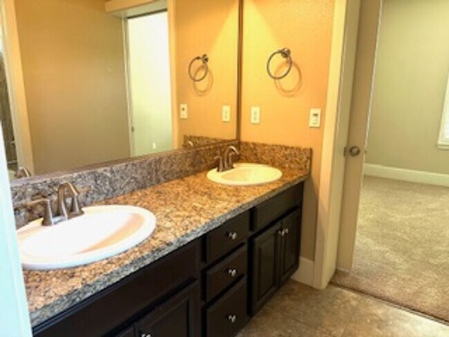 Building Photo - $2,695 Beautiful Barclay Square 4 Bed / Ha...