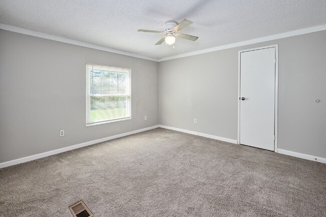 Building Photo - For Rent: 4+BR, 3BA