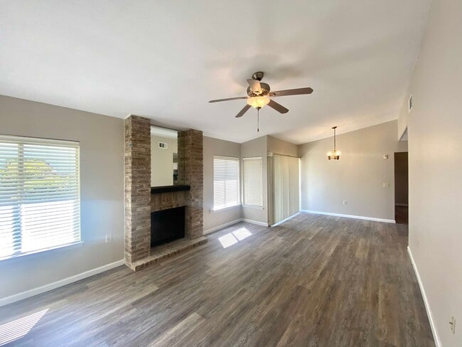 Building Photo - AVAILABLE NOW 3 BD | 2 BA | ATTACHED GARAG...