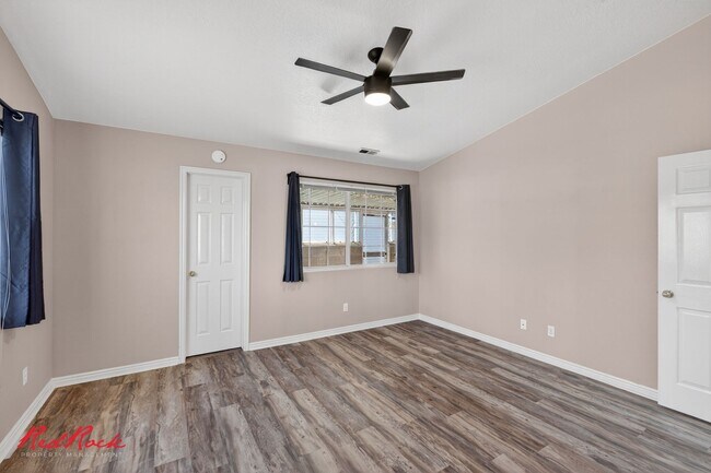 Building Photo - Charming 3 bedroom Townhome Close to Shopping