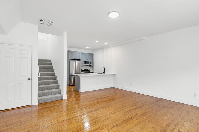 Building Photo - 1827 N Wilcox Ave