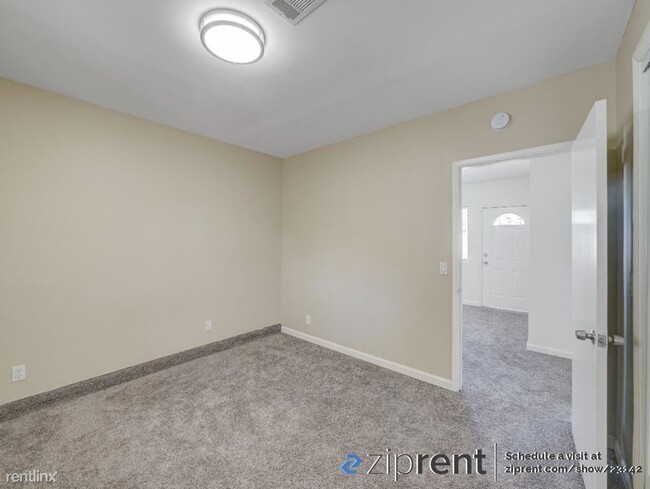 Building Photo - 2 br, 1 bath Triplex - 425 East Hermosa St...