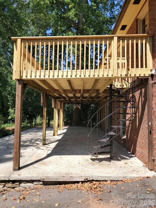 Building Photo - 614 Carolina Ave S