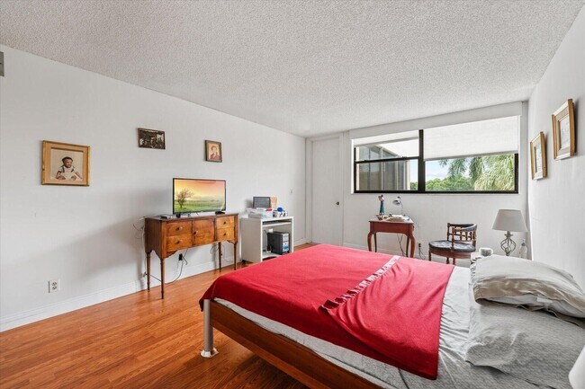 Building Photo - 16251 Golf Club Rd