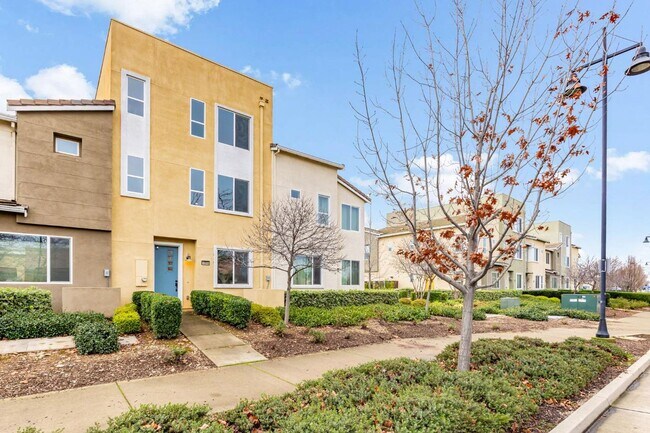 Building Photo - Spacious 3-Story Home in Rancho Cordova