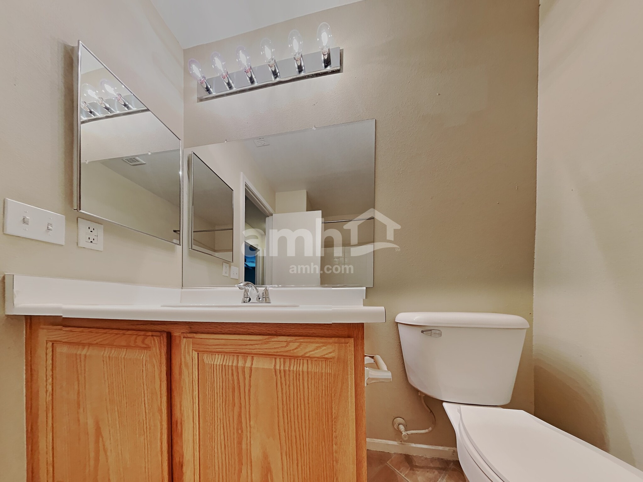 Building Photo - 2716 Peekskill Ave