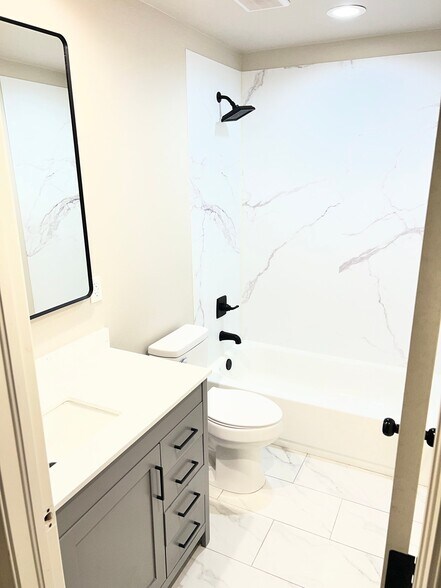 Building Photo - 1615 Iowa St