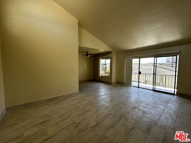 Building Photo - 3422 Maricopa St