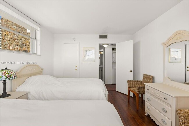 Building Photo - 210 Seaview Dr
