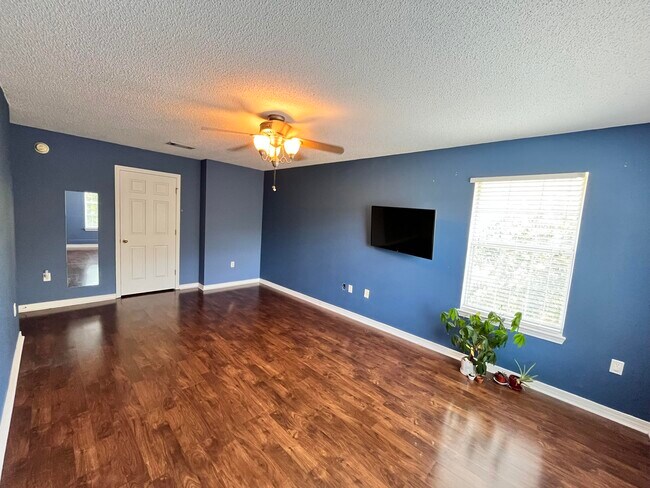Building Photo - 221 Twin Lakes Ln