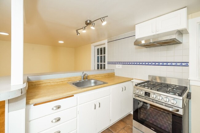 Building Photo - Available Northbrae Garden Cottage!