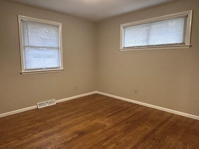 Building Photo - Fully Renovated 3 Bedroom Ranch!