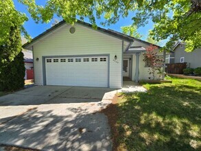 Building Photo - Inviting 3-bedroom Home in Established Spa...
