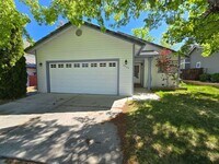 Building Photo - Inviting 3-bedroom Home in Established Spa...