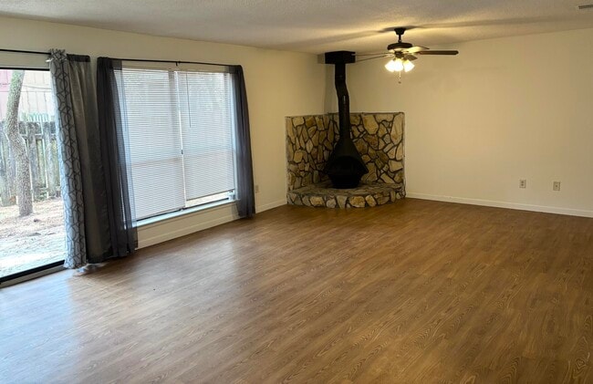 Building Photo - 32 7th Ave