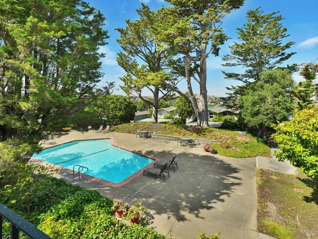 Building Photo - 367 Eden Roc Dr