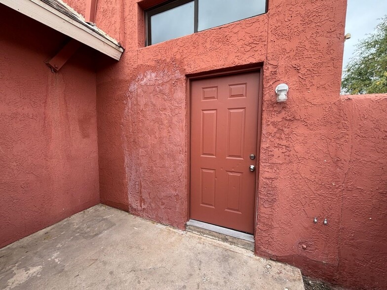 Building Photo - 1 E Navajo Rd