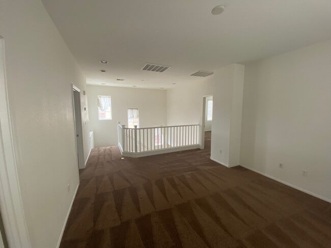 Building Photo - Beautiful 3 Bedroom 2 and 1/2 Bathrooms Ho...