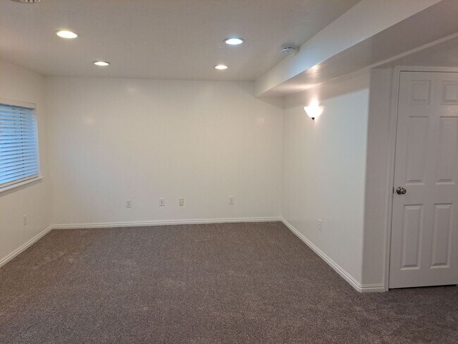 Building Photo - End unit townhome with basement suite!!