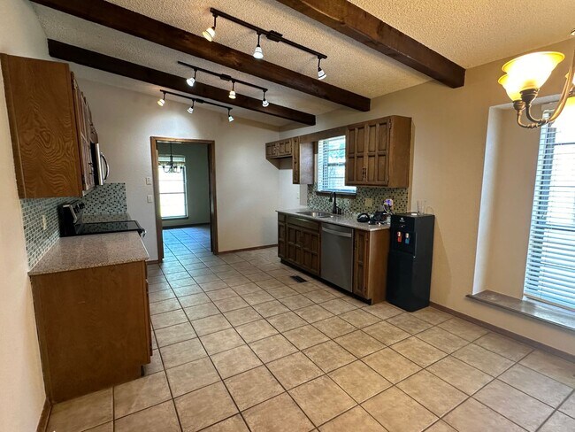 Building Photo - Large single story 4 bedroom