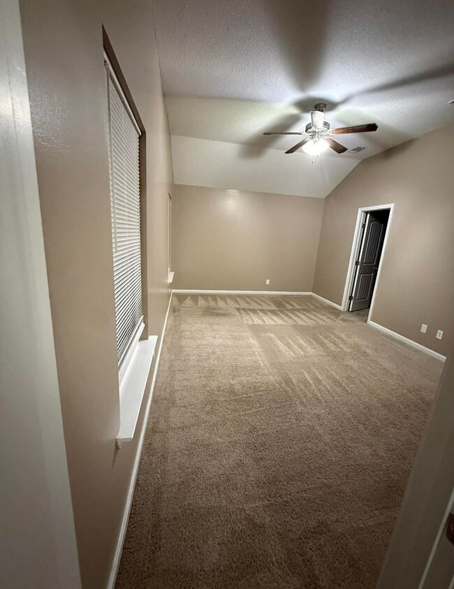 Building Photo - 4 Bed 2.5 Bath Two-Story Home