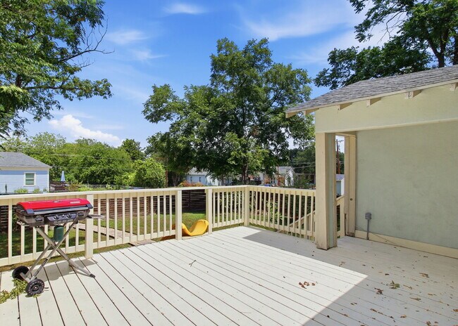 Building Photo - Updated 3 Bedroom Home with Modern Finishes Near Everything Downtown!
