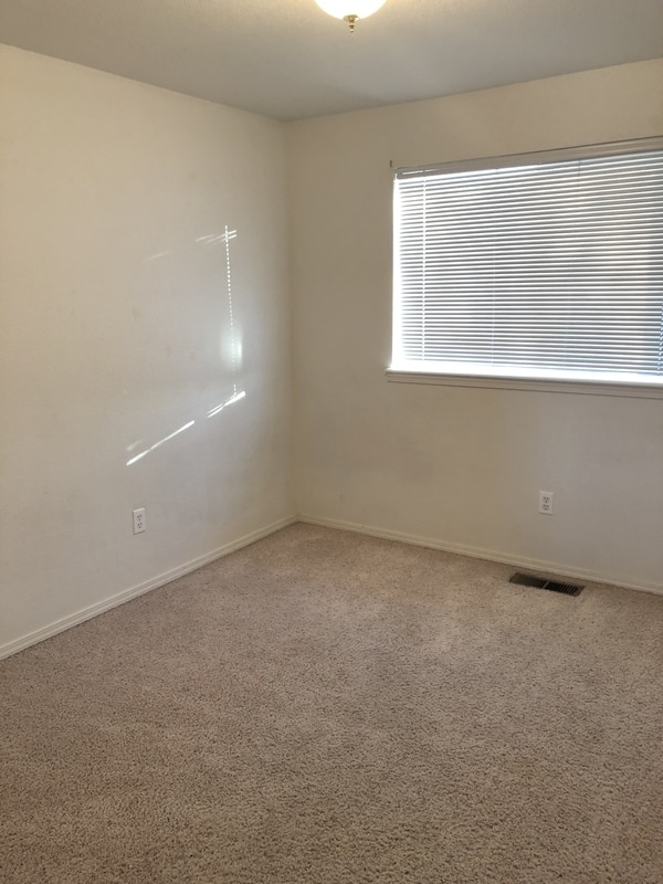 Building Photo - 944 NW Oak Pl