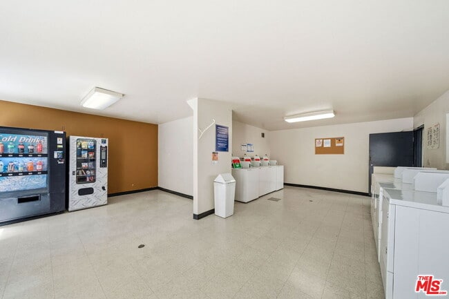 Building Photo - 5530 Owensmouth Ave