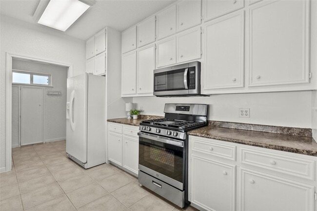 Building Photo - 933 Bonita Dr