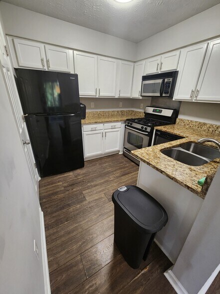 Building Photo - 4000 Riverlook Pky SE