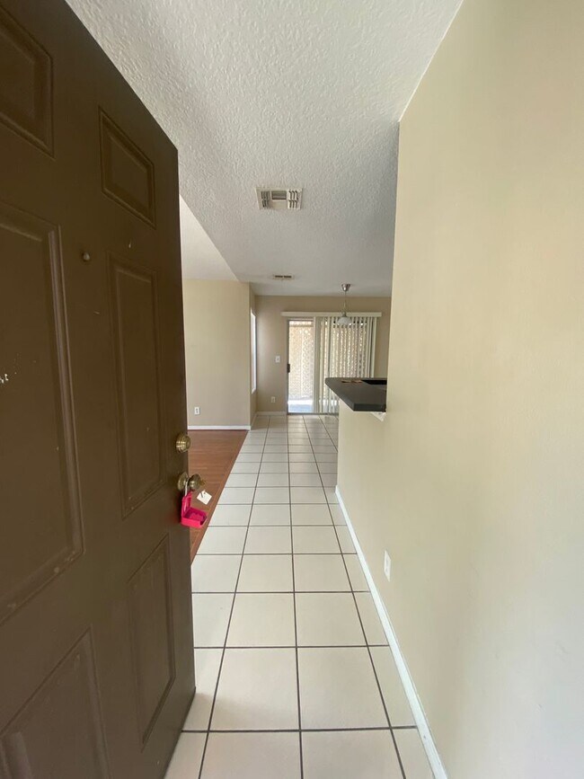Building Photo - 575 Bloomington Ct