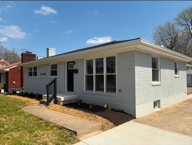 Building Photo - 5209 Eugene Way