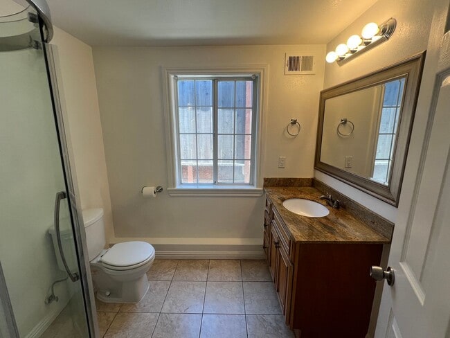 Building Photo - 3 bedrooms, 2 full bathrooms near CV high! Available now!