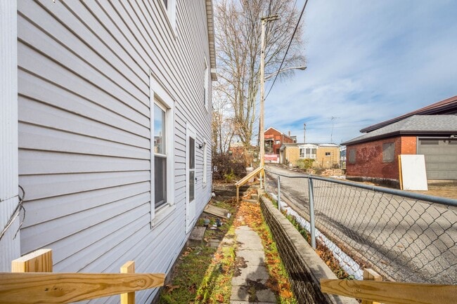 Building Photo - 831 Hall St