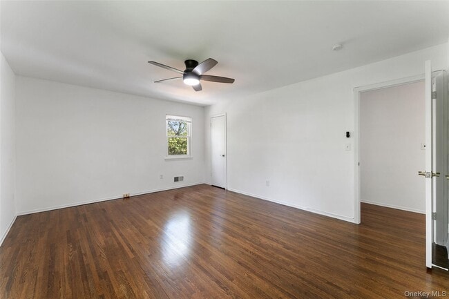 Building Photo - 25 Saxon Wds Rd