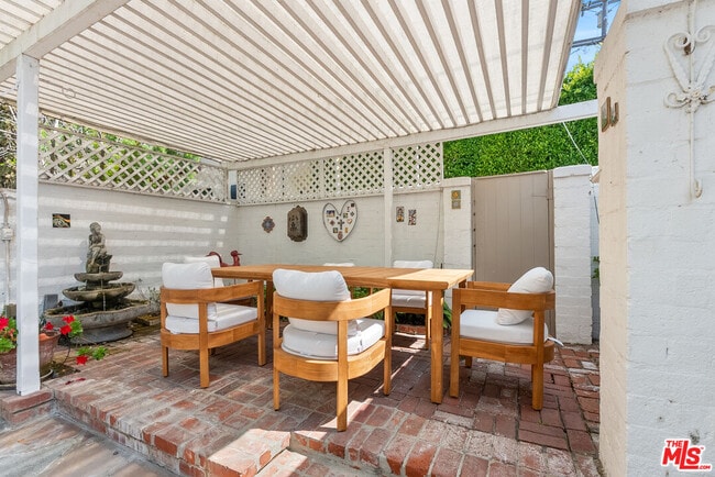 Building Photo - 864 Wellesley Ave