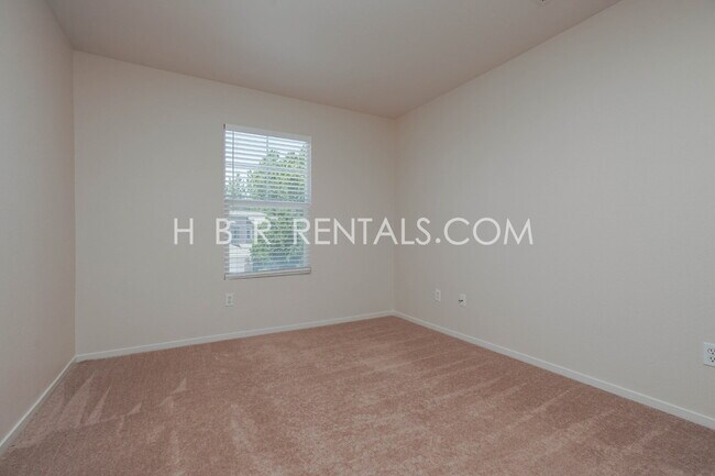 Building Photo - Charming 4-Bed, 2.5-Bath Home in Tracy’s E...