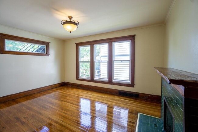 Building Photo - Spacious Single Family Home Available 8/1/26